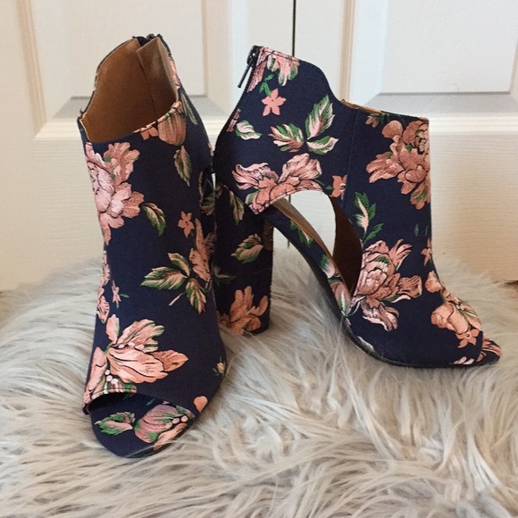 Qupid Shoes - Women’s NWOT Qupid navy floral heels, size 8
